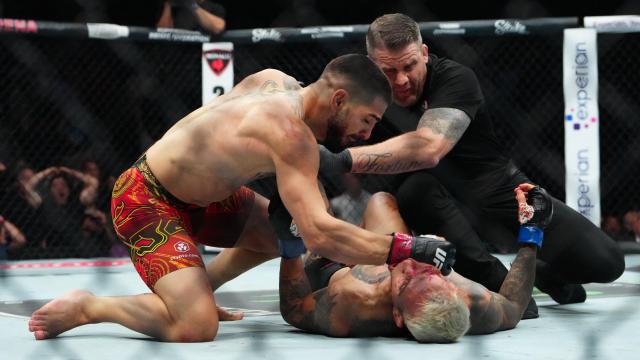 Ilia Topuria finaliza a Charles Oliveira