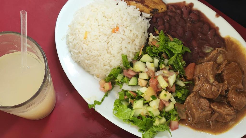 Un plato de casado del mercado central de San José en Costa Rica.