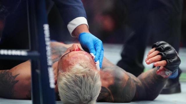 Oliveira, tendido en el suelo tras el KO de Topuria.