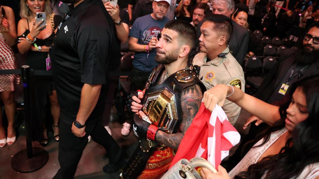 Ilia Topuria abandona el octágono con sus dos cinturones de campeón de la UFC