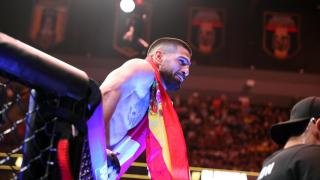 Ilia Topuria celebra con la bandera española en el cuello