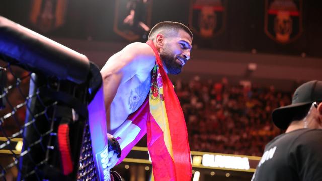Ilia Topuria celebra con la bandera española en el cuello