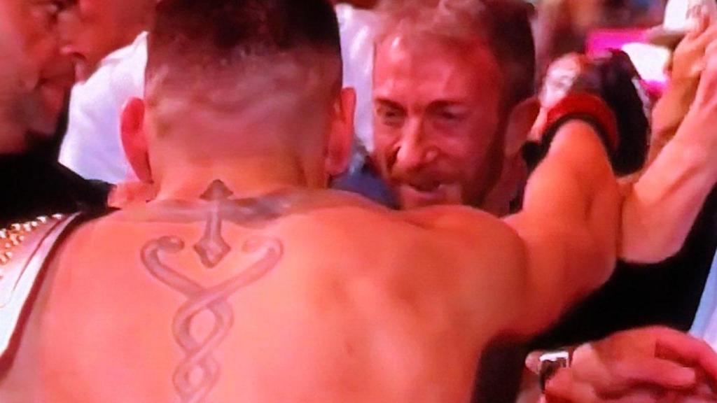 Pablo Motos abraza a Ilia Topuria.