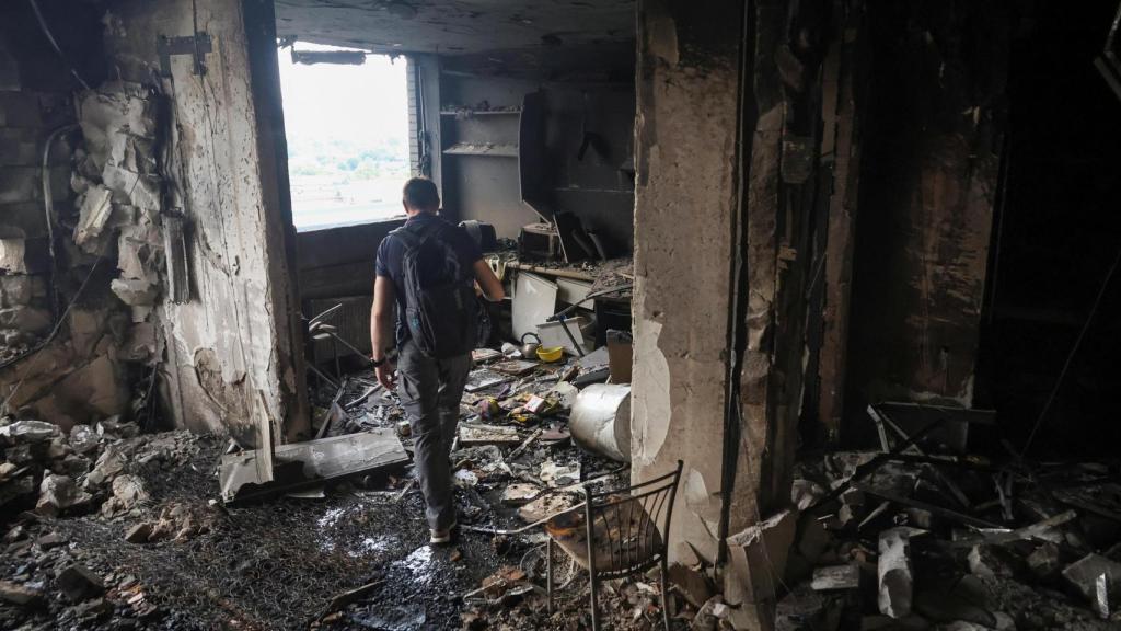 Un residente camina dentro de su edificio de apartamentos alcanzado por un ataque con drones rusos, en medio del ataque de Rusia a Ucrania , en Odesa, Ucrania , el 28 de junio de 2025.