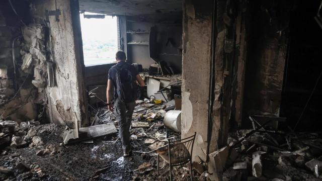 Un residente camina dentro de su edificio de apartamentos alcanzado por un ataque con drones rusos, en medio del ataque de Rusia a Ucrania , en Odesa, Ucrania , el 28 de junio de 2025.