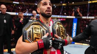 Ilia Topuria, con sus dos cinturones de campeonato de UFC