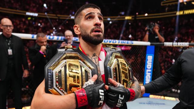 Ilia Topuria, con sus dos cinturones de campeón de la UFC