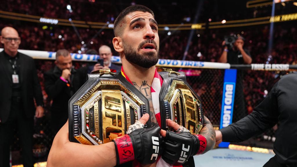 Ilia Topuria, con sus dos cinturones de campeón de la UFC