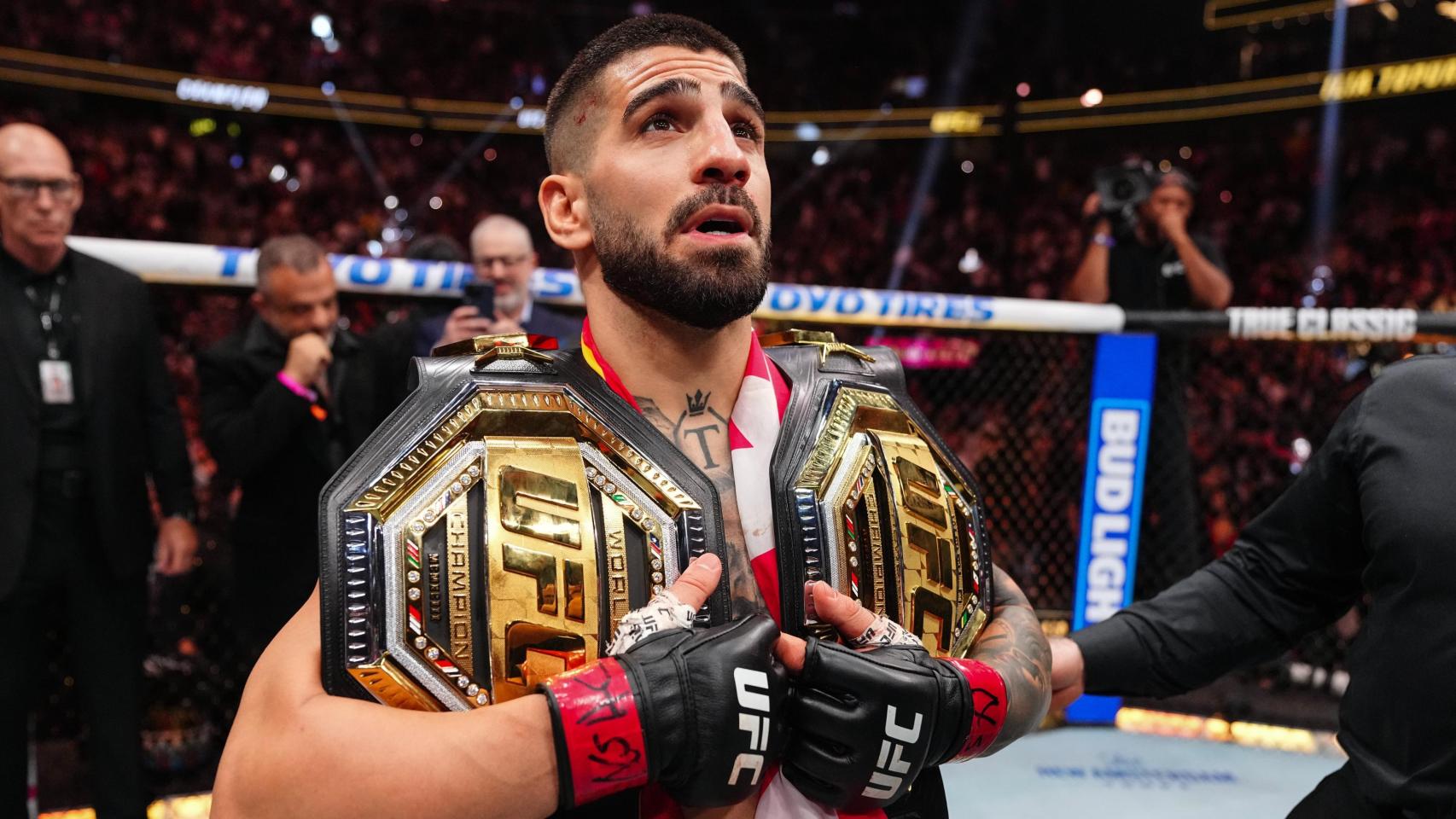 Ilia Topuria, con sus dos cinturones de campeón de la UFC