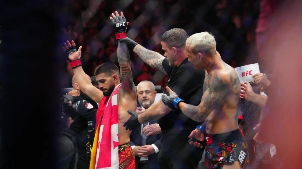 Ilia Topuria, tras noquear a Charles Oliveira en el UFC 317.