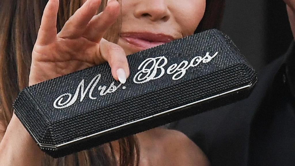 El bolso de Lauren Sánchez en su tercer y último día de fiesta, con la inscripción 'Mrs. Bezos'.