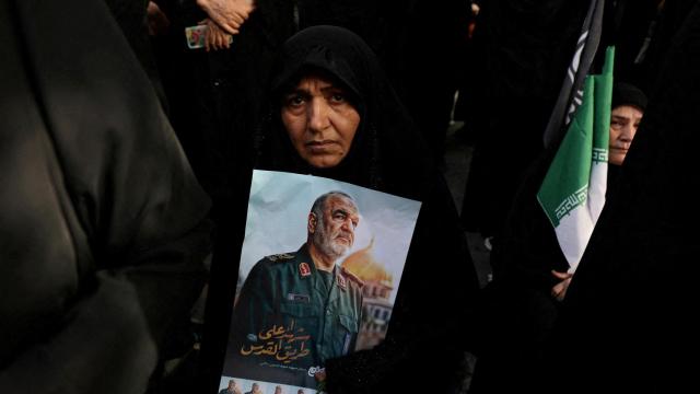 Una mujer sostiene una fotografía del difunto comandante en jefe del Cuerpo de la Guardia Revolucionaria Islámica (CGRI), mayor general Hossein Salami, mientras asiste a la procesión fúnebre de los comandantes militares y científicos nucleares iraníes muertos en los ataques israelíes, en Teherán, Irán , el 28 de junio de 2025.