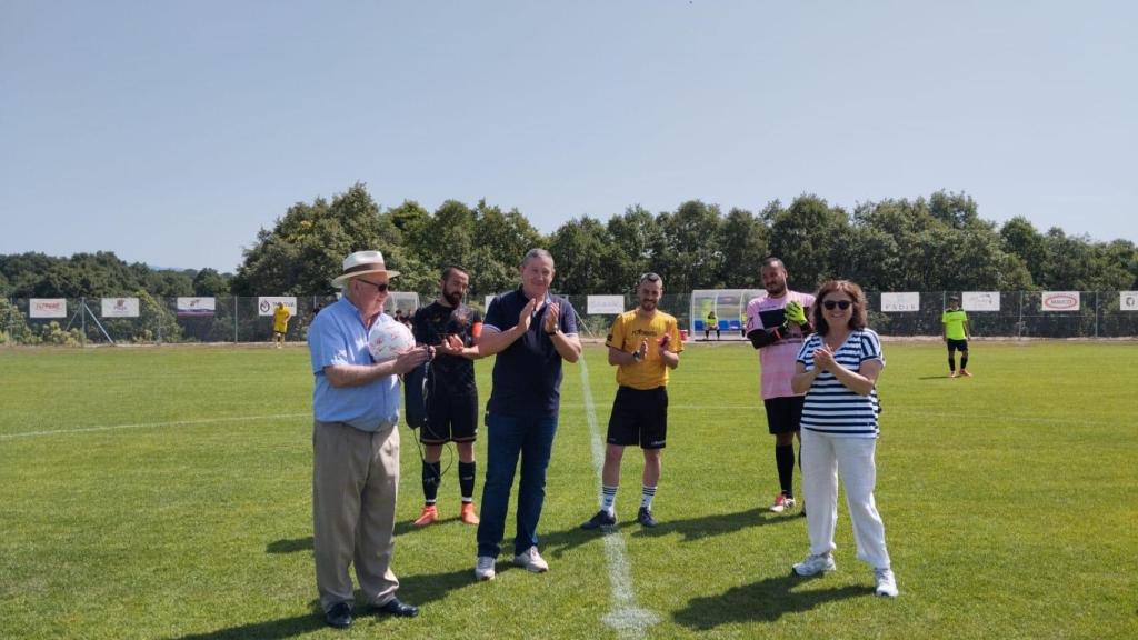 El presidente de la Diputación de Zamora, Javier Faúndez, inaugura el nuevo campo de fútbol de Palacios de Sanabria