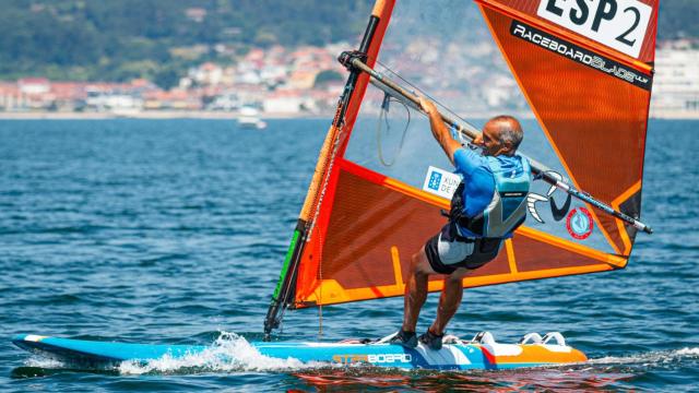 Más de 200 regatistas compiten en Vilagarcía de Arousa (Pontevedra) en la Semana Galega da Vela