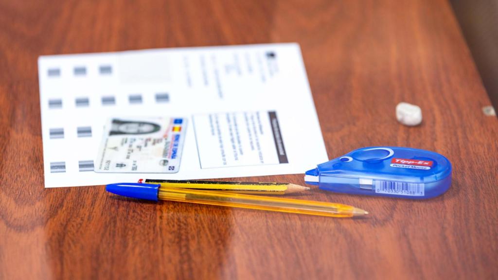 Material y documentos identificativos preparados antes de la realización de un examen.