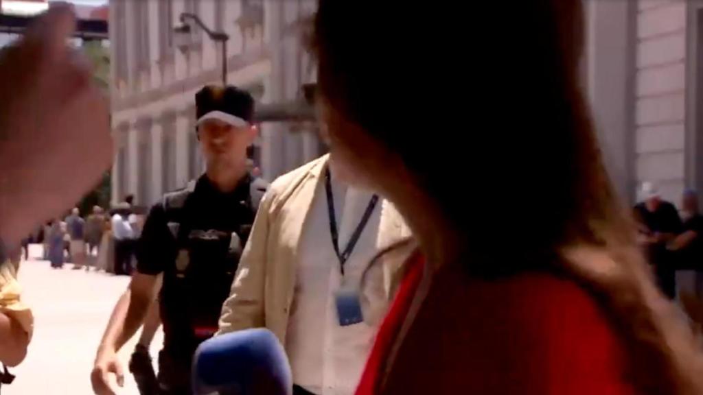 La reportera Claudia Cid, interrumpida por un grupo de manifestantes cerca del Tribunal Supremo.