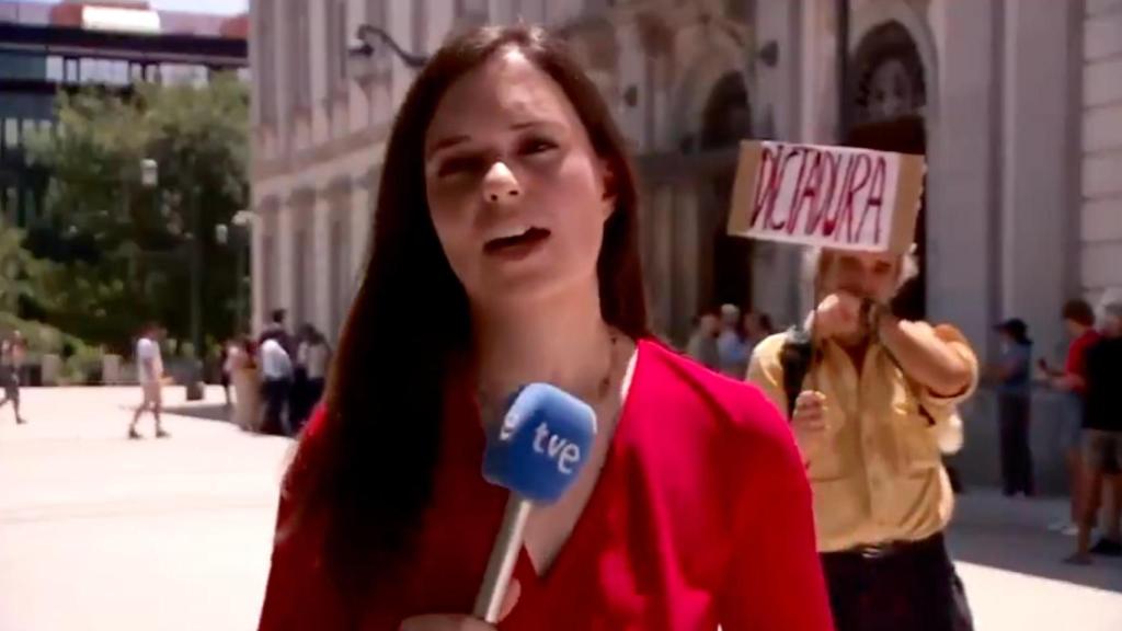 La reportera de RTVE, Claudia Cid, durante su cobertura de la manifestación de jueces y fiscales a favor de la independencia judicial ante el Tribunal Supremo.