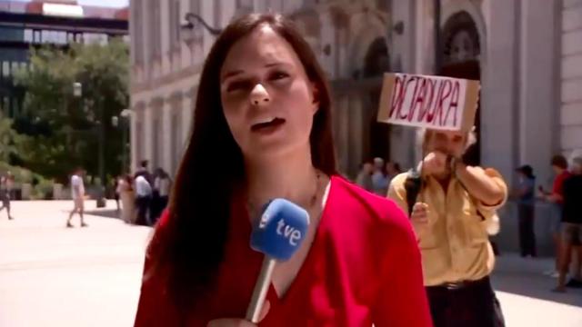 La reportera de RTVE, Claudia Cid, durante su cobertura de la manifestación de jueces y fiscales a favor de la independencia judicial ante el Tribunal Supremo.
