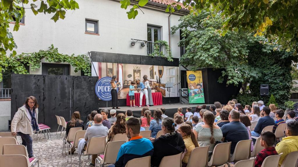 La concejala de Cultura, Irene Carvajal, con los niños del Comando Pucela