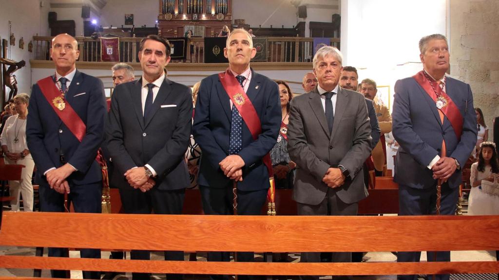 Celebración del Corpus Chico de León con una misa y una posterior procesión, a la que asiste la corporación municipal y el consejero de Medio Ambiente, Vivienda y Ordenación del Territorio, Juan Carlos Suárez-Quiñones