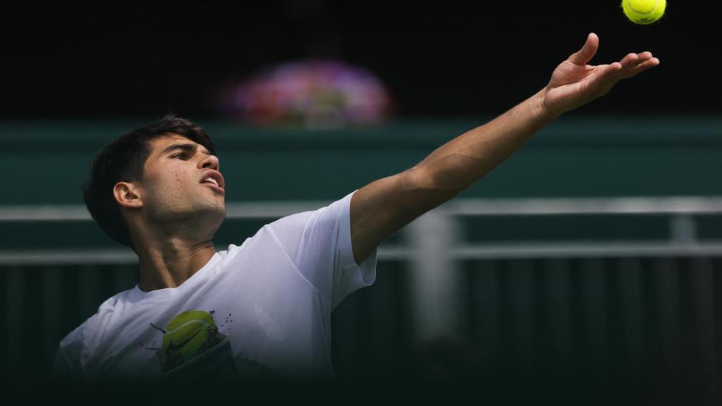 Carlos Alcaraz ejecuta un saque en un entrenamiento antes de debutar en Wimbledon.