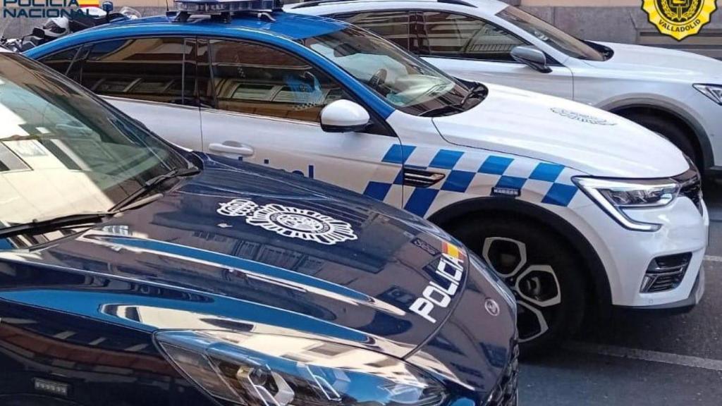 Un vehículo de la Policía Nacional y otro de la Policía Municipal de Valladolid
