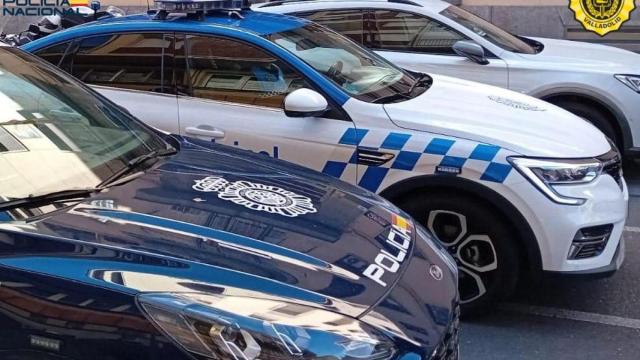Un vehículo de la Policía Nacional y otro de la Policía Municipal de Valladolid