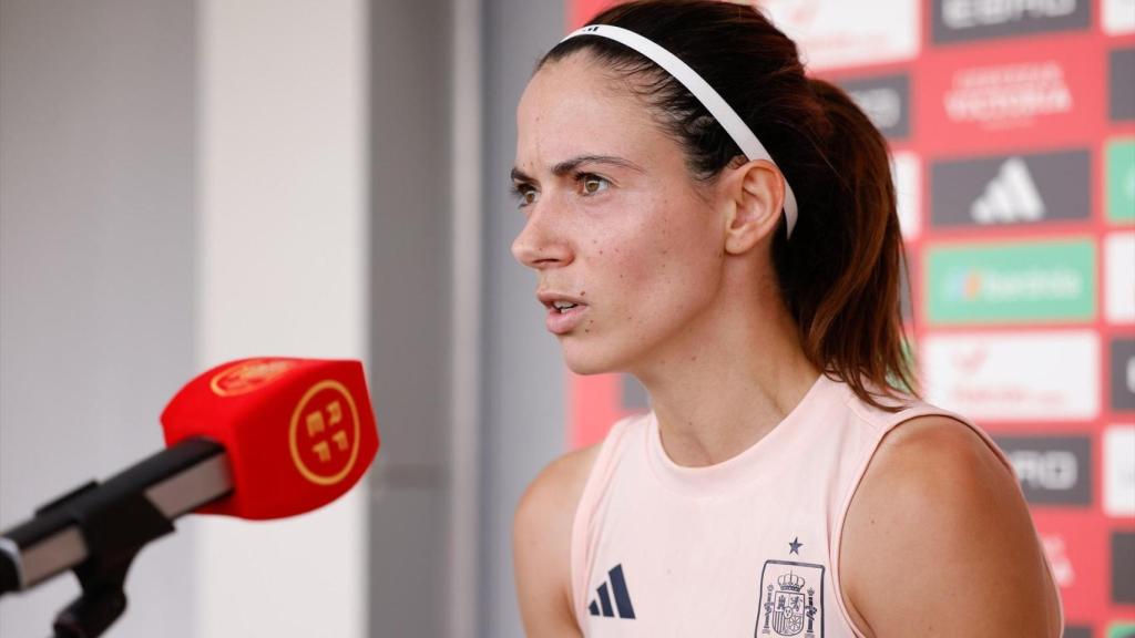 Aitana Bonmatí habla con los medios en una concentración de la Selección.
