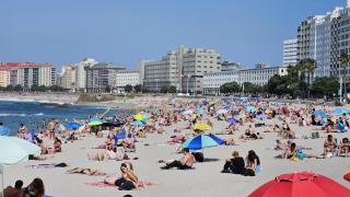 Playa de Riazor, en A Coruña, este domingo.