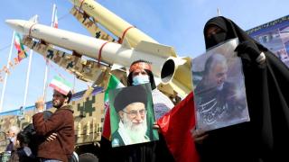 Un grupo de iraníes celebran el aniversario de la revolución islámica en Teherán.