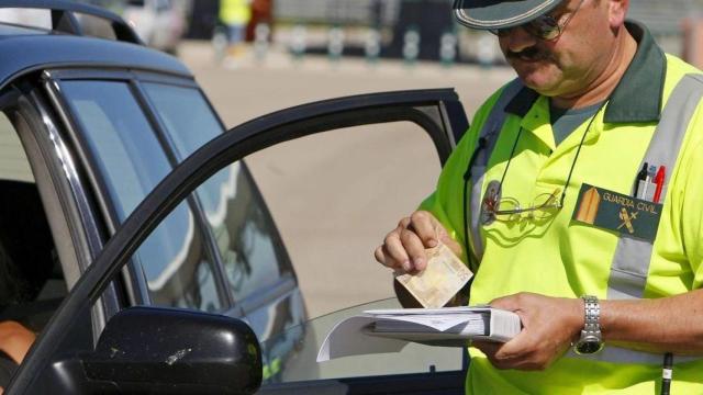 Hasta 200 euros de multa: el despiste de miles de conductores en España que puede acabar en sanción
