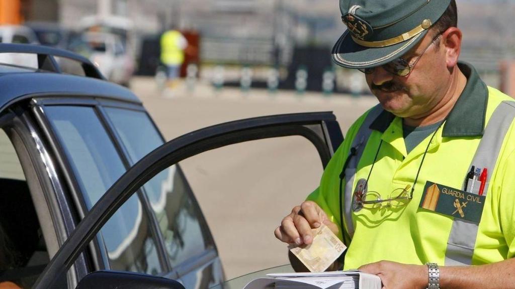 Hasta 200 euros de multa: el despiste de miles de conductores en España que puede acabar en sanción