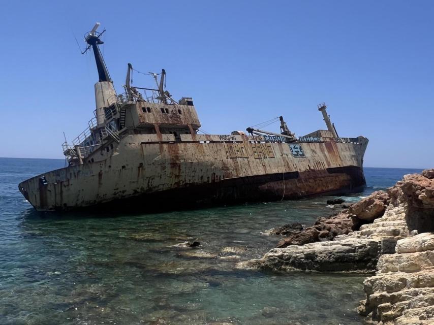 El buque Edro III encallado en la playa de Peyia en Chipre.