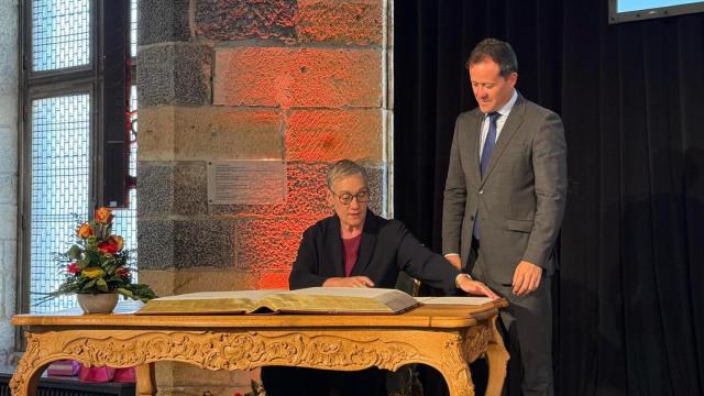 La burgomaestre de Aquisgrán, Sibylle Keupen, firma la renovación del hermanamiento con Toledo en presencia de su alcalde, Carlos Velázquez.