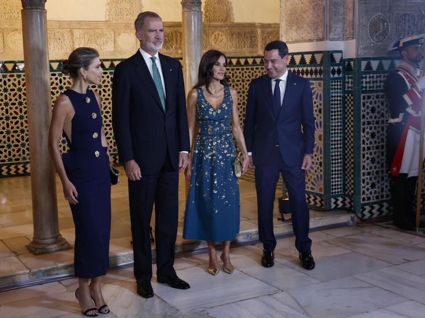 Los reyes Felipe y Letizia junto al presidente de la Junta de Andalucía, Juanma Moreno Bonilla, y su esposa, Manuela Villena.