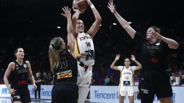 Raquel Carrera lanza a canasta ante la presión de Julie Vanloo.