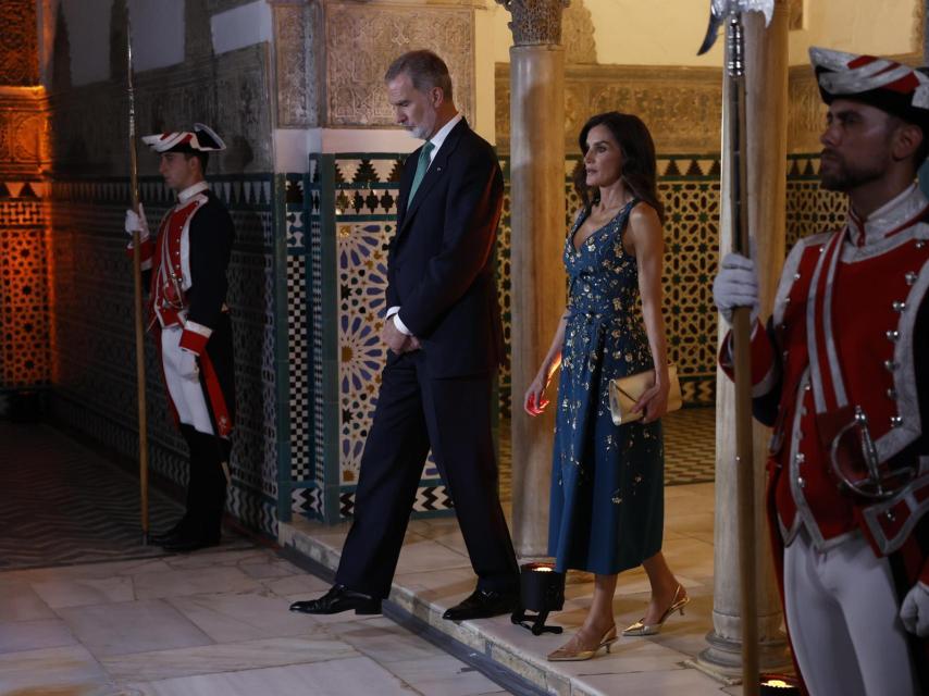 Los reyes Felipe y Letizia a su llegada al acto en el Real Alcázar de Sevilla.