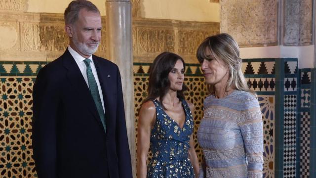 Los reyes Felipe VI y Letizia, en la cena de gala ofrecida en el Real Alcázar de Sevilla, saludan al Presidente de Gobierno, Pedro Sánchez, y su mujer, Begoña Gómez.