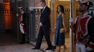 Los Reyes Felipe y Letizia, este domingo a su llegada a la cena de gala que han ofrecido a los líderes mundiales que asisten a la IV Conferencia Internacional sobre Financiación para el Desarrollo.