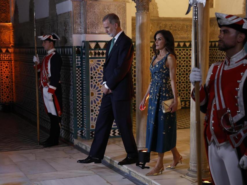 Los Reyes Felipe y Letizia, este domingo a su llegada a la cena de gala que han ofrecido a los líderes mundiales que asisten a la IV Conferencia Internacional sobre Financiación para el Desarrollo.