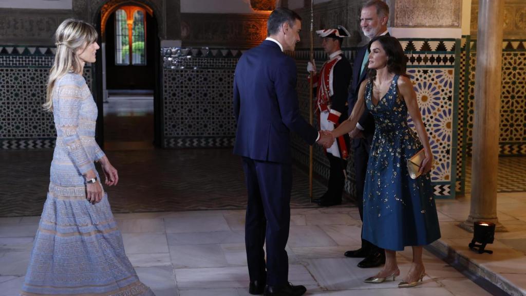 Los Reyes saludan a Pedro Sánchez y a su mujer, Begoña Gómez, en una cena de gala en el Real Alcázar de Sevilla.