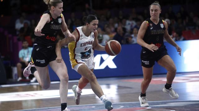 Elena Buenavida conduce el balón ante la presión de Elise Ramette.