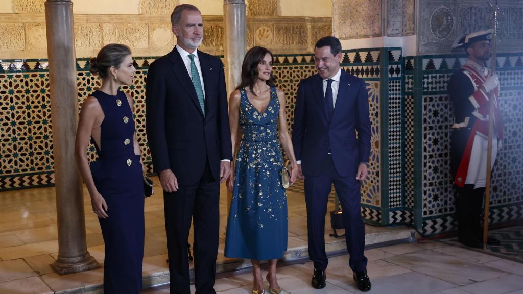 Los reyes Felipe y Letizia junto al presidente de la Junta de Andalucía, Juanma Moreno Bonilla, y su esposa, Manuela Villena.
