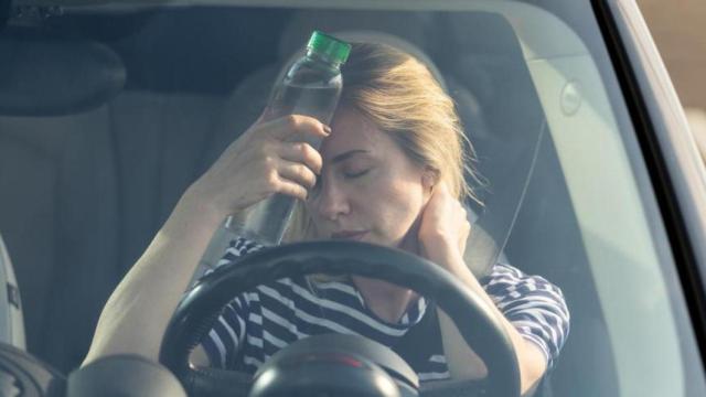 Conducir con calor extremo tiene truco: el error más común al usar el aire acondicionado