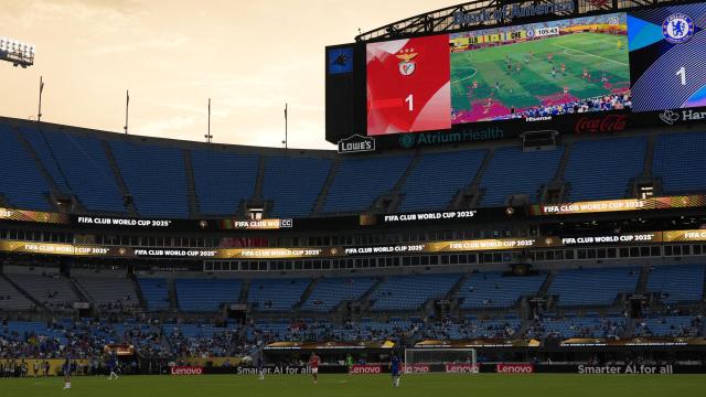 La tormenta eléctrica obliga a detener el partido entre el Chelsea y el Benfica.