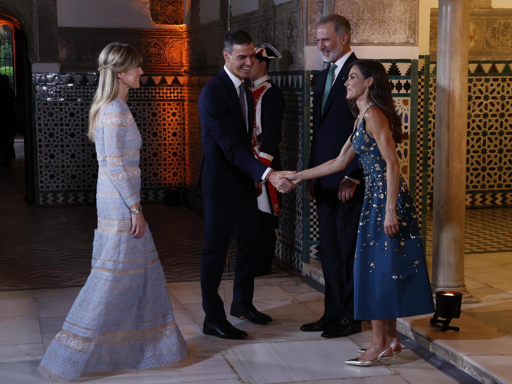 Pedro Sánchez y Begoña Gómez saludan a los Reyes, este domingo en los Reales Alcázares de Sevilla.