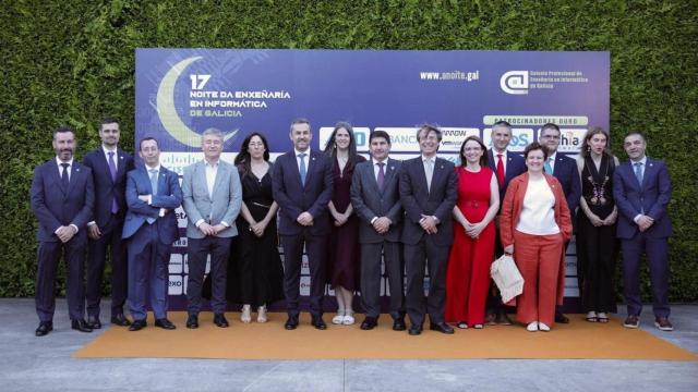 Foto de familia de los organizadores y las autoridades