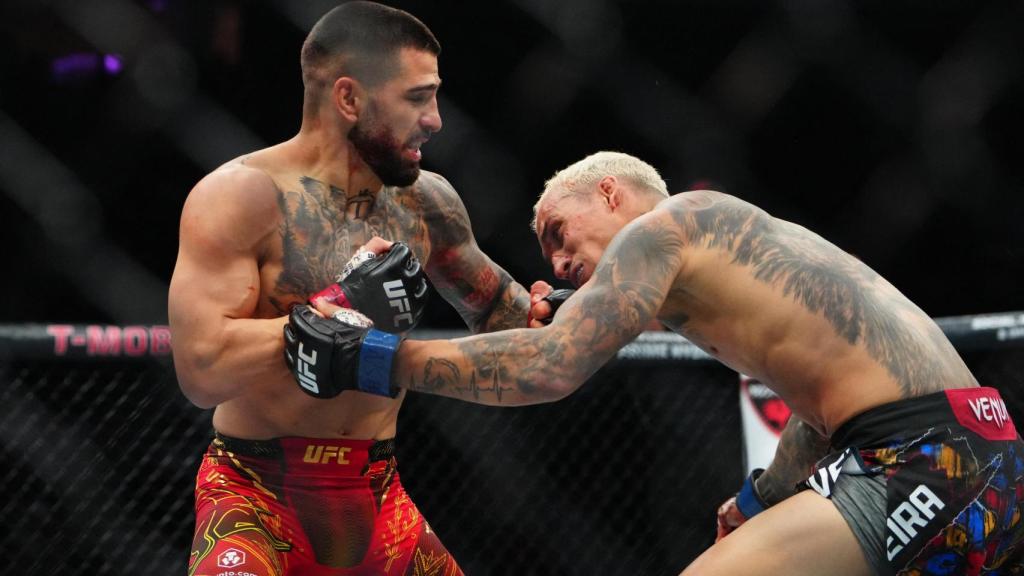 Ilia Topuria vence a Charles Oliveira y se proclama campeón de UFC del peso ligero