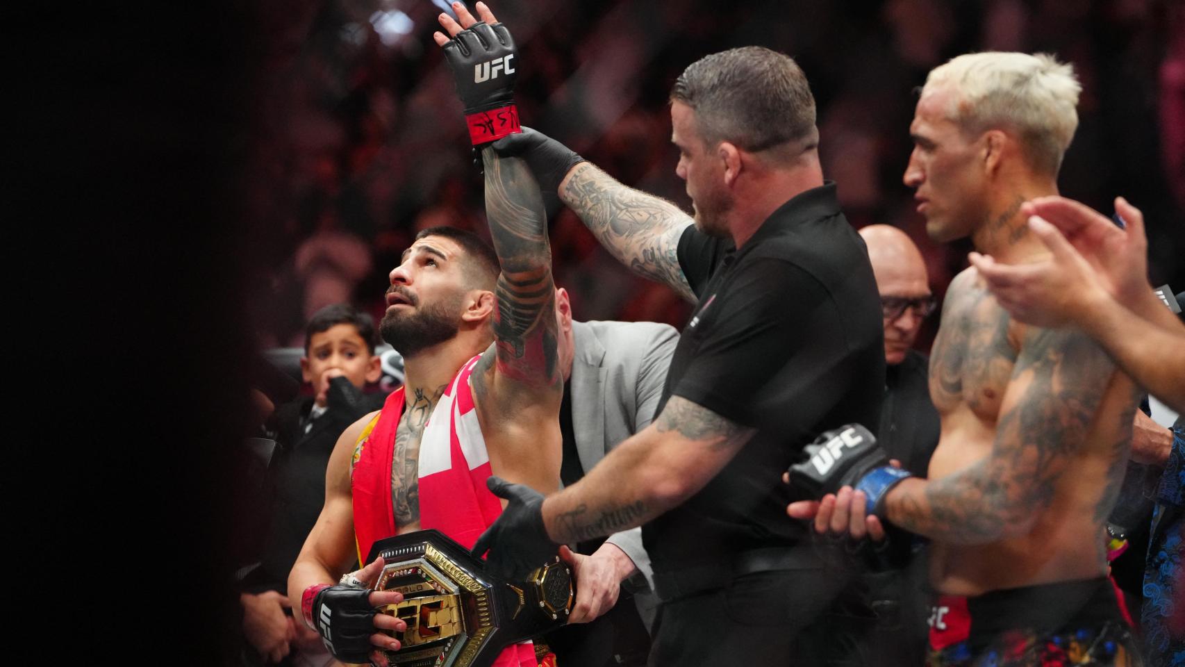 Ilia Topuria vence a Charles Oliveira y se proclama campeón de UFC del peso ligero