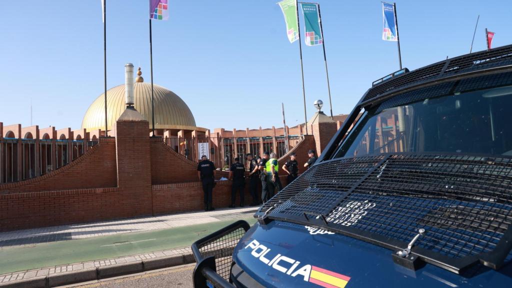 Un furgón de Policía Nacional, frente a la sede de la Cumbre de la ONU.